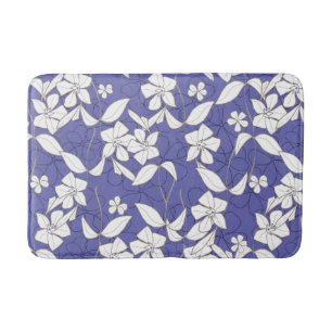 Weiße Blume auf Periwinkle Badematte