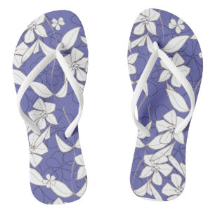 Weiße Blume auf Periwinkle Badesandalen