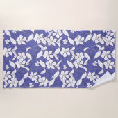 Weiße Blume auf Periwinkle Lavender Strandtuch (Vorderseite)
