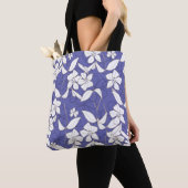 Weiße Blume auf Periwinkle Tasche (Von Nahem)