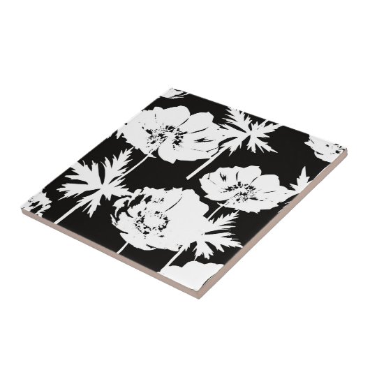 Weiße Blume auf Schwarz. Fliese (Seite)