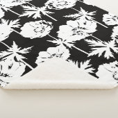 Weiße Blume auf schwarz. Sherpadecke (3/4)