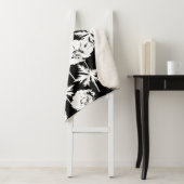 Weiße Blume auf schwarz. Sherpadecke (Beispiel)