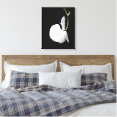 Weiße Blume auf schwarz ummantelte Leinwand (Insitu (Schlafzimmer))