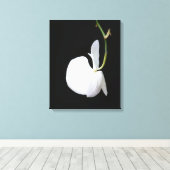 Weiße Blume auf schwarz ummantelte Leinwand (Insitu (Holzboden))