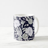 Weiße Blume aus Perlen auf dunkelblau. Kaffeetasse (VorderseiteRechts)