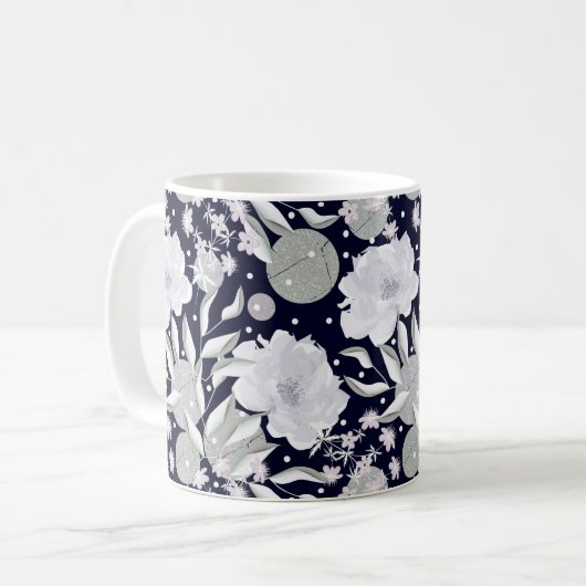 Weiße Blume aus Perlen auf dunkelblau. Kaffeetasse (Vorderseite Links)
