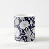 Weiße Blume aus Perlen auf dunkelblau. Kaffeetasse (Mittel)