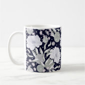 Weiße Blume aus Perlen auf dunkelblau. Kaffeetasse (Links)