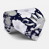 Weiße Blume aus Perlen auf dunkelblau. Krawatte (Gerollt)