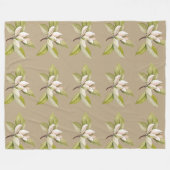 Weiße Blume, brauner Hintergrund Fleecedecke (Vorderseite (Horizontal))