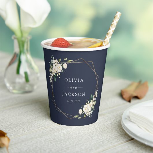 Weiße Blume, cremige Blume, Grünpflanzen, Hochzeit Pappbecher (In Situ)