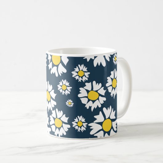 Weiße Blume, gelbe Mitte, blauer Hintergrund Kaffeetasse (VorderseiteRechts)