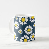 Weiße Blume, gelbe Mitte, blauer Hintergrund Kaffeetasse (Vorderseite Links)