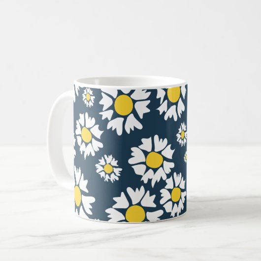 Weiße Blume, gelbe Mitte, blauer Hintergrund Kaffeetasse (Vorderseite Links)