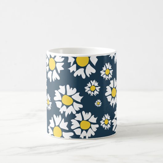 Weiße Blume, gelbe Mitte, blauer Hintergrund Kaffeetasse (Mittel)