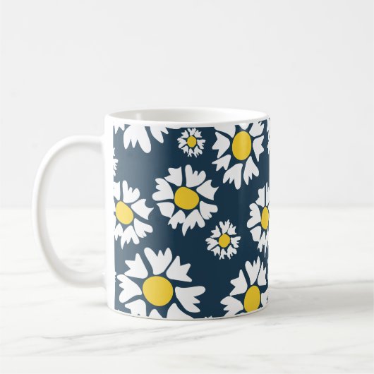 Weiße Blume, gelbe Mitte, blauer Hintergrund Kaffeetasse (Links)