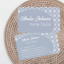 Weiße Blume gepolstertes Muster auf blau