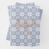 Weiße Blume gepolstertes Muster in Dusty Blue Geschenkpapier Set (Beispiel)