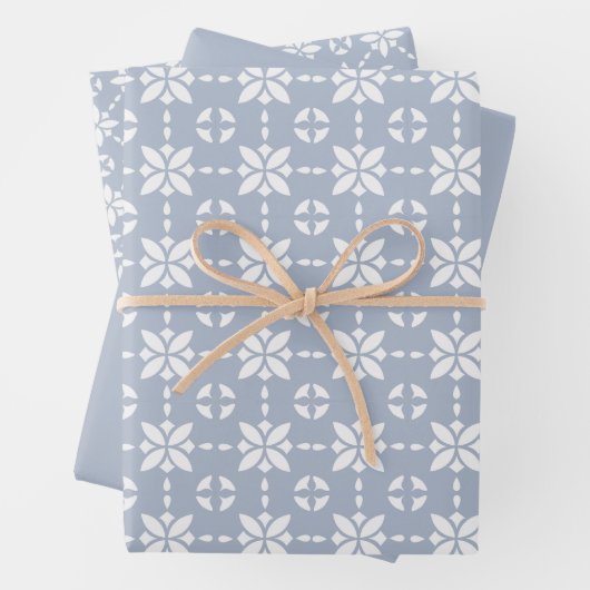 Weiße Blume gepolstertes Muster in Dusty Blue Geschenkpapier Set (Beispiel)