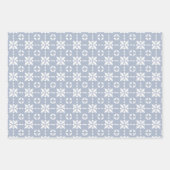 Weiße Blume gepolstertes Muster in Dusty Blue Geschenkpapier Set (Vorderseite)