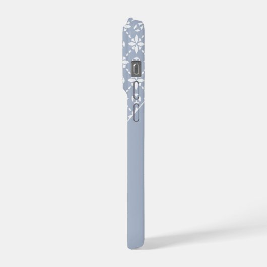 Weiße Blume gepolstertes Muster in Dusty Blue iPhone Hülle (Linke Seite)