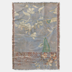 Weiße Blume im Zeitungspapier-Hintergrund Decke