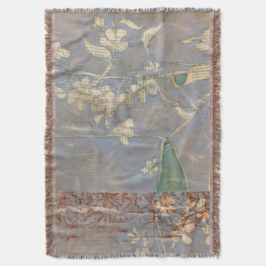 Weiße Blume im Zeitungspapier-Hintergrund Decke (Vorderseite Vertikal)