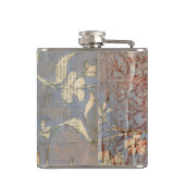 Weiße Blume im Zeitungspapier-Hintergrund Flachmann (Rückseite)