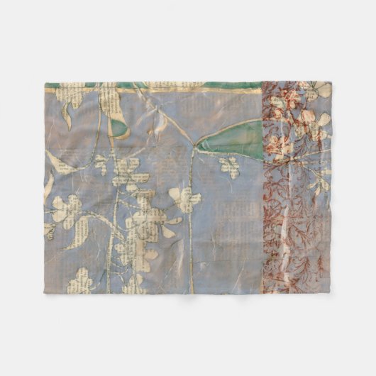 Weiße Blume im Zeitungspapier-Hintergrund Fleecedecke (Vorderseite (Horizontal))