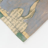 Weiße Blume im Zeitungspapier-Hintergrund Fleecedecke (Ecke)