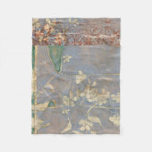 Weiße Blume im Zeitungspapier-Hintergrund Fleecedecke (Vorderseite)