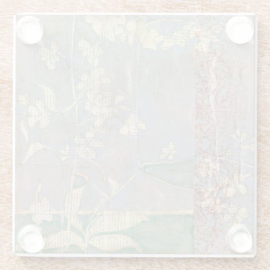 Weiße Blume im Zeitungspapier-Hintergrund Glasuntersetzer (Rückseite)