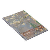 Weiße Blume im Zeitungspapier-Hintergrund Notizblock (Rechte Seite)