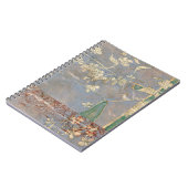 Weiße Blume im Zeitungspapier-Hintergrund Notizblock (Linke Seite)