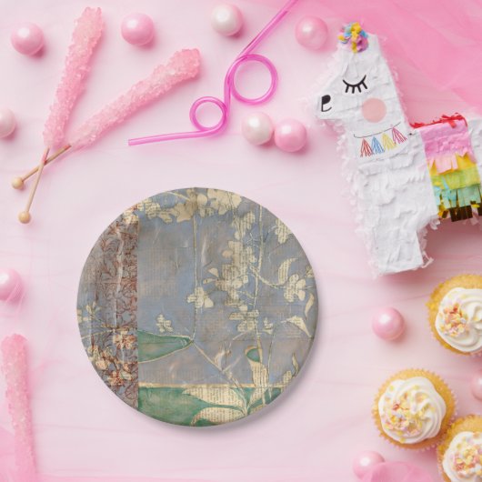 Weiße Blume im Zeitungspapier-Hintergrund Pappteller (Party)