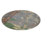 Weiße Blume im Zeitungspapier-Hintergrund Schneidebrett (Ecke)