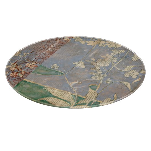 Weiße Blume im Zeitungspapier-Hintergrund Schneidebrett (Ecke)