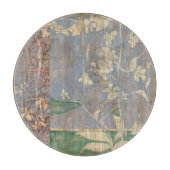 Weiße Blume im Zeitungspapier-Hintergrund Schneidebrett (Vorderseite)