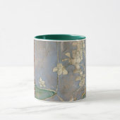 Weiße Blume im Zeitungspapier-Hintergrund Tasse (Zentrum)