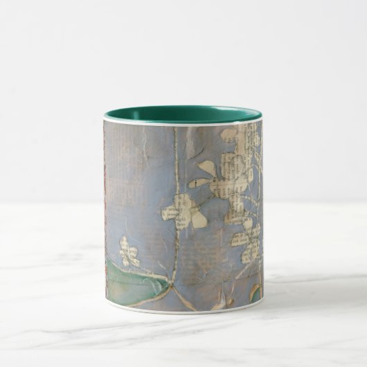 Weiße Blume im Zeitungspapier-Hintergrund Tasse (Zentrum)