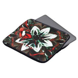 Weiße Blume in dunklen Farbtönen und glänzend Laptopschutzhülle