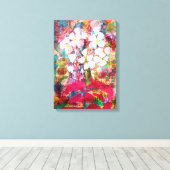 Weiße Blume in rosa, rosafarbene, gesteppte Leinwa Leinwanddruck (Insitu (Holzboden))