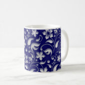 Weiße Blume mit blauem Hintergrund Kaffeetasse (VorderseiteRechts)
