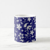 Weiße Blume mit blauem Hintergrund Kaffeetasse (Mittel)