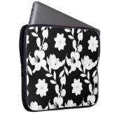 Weiße Blume mit Perlen auf schwarz Laptopschutzhülle (Vorne Rechts)