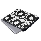 Weiße Blume mit Perlen auf schwarz Laptopschutzhülle (Vorne Knopf)