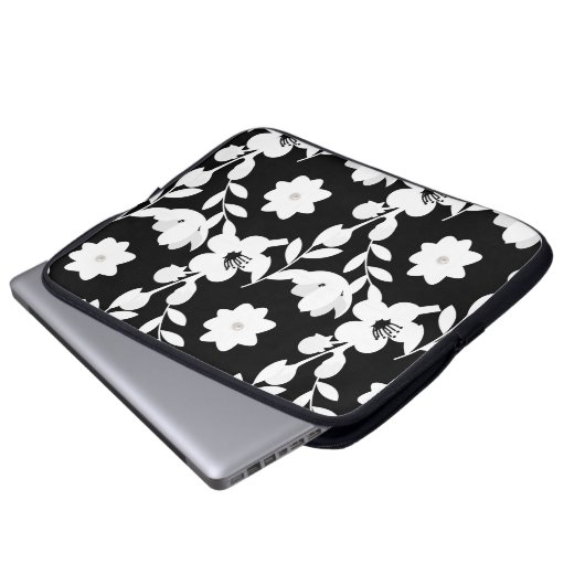 Weiße Blume mit Perlen auf schwarz Laptopschutzhülle (Vorne Knopf)