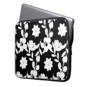 Weiße Blume mit Perlen auf schwarz Laptopschutzhülle (Vorderseite Links)