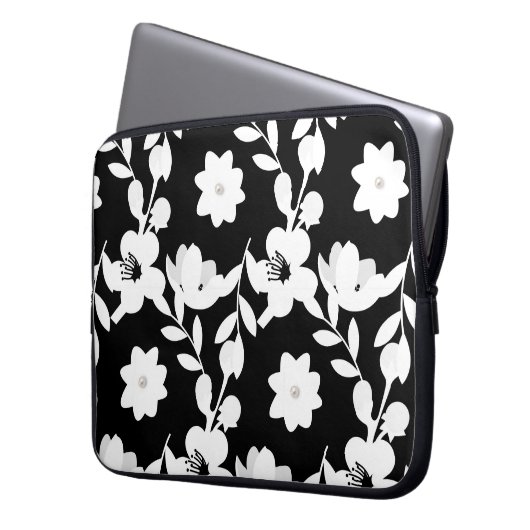 Weiße Blume mit Perlen auf schwarz Laptopschutzhülle (Vorderseite Links)